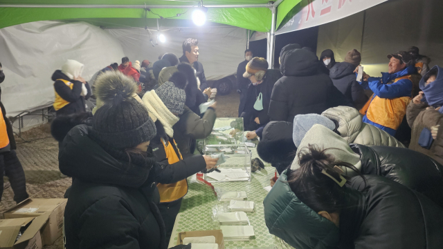 방문객들은 1일 천성산 천성대 주변에 마련된 부스에서 새해 소원지를 쓰고 있다. 김태권 기자