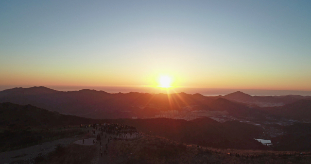 2025년 새해 첫날인 1일 오전 7시 26분 천성산 정상을 찾은 방문객들이 일출을 보고 있다. 양산시 제공