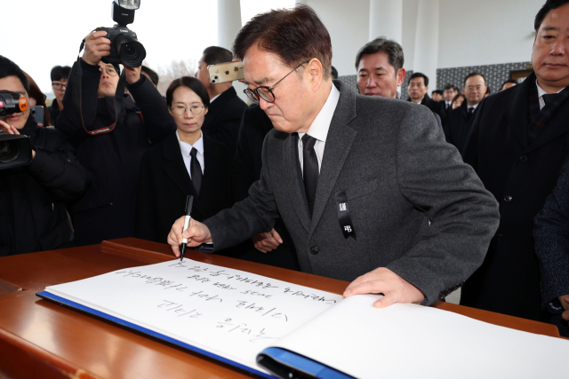 우원식 국회의장이 1일 오전 서울국립현충원을 찾아 현충탑을 참배한 뒤 방명록을 작성하고 있다. 연합뉴스