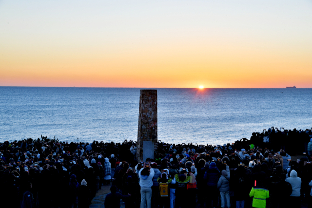 1일 한반도 육지에서 해가 가장 먼저 뜨는 울산시 울주군 서생면 간절곶에서 2025년 첫날을 밝히는 해가 떠오르고 있다. 울주군 제공