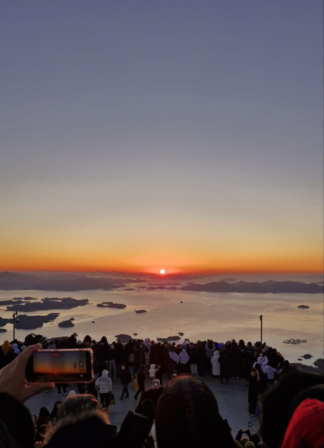 1일 아침 경남 하동군 진교면 금오산을 찾은 시민들이 해맞이를 하고 있다. 김현우 기자