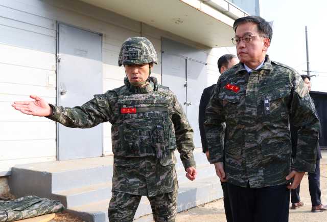 최상목 대통령 권한대행 부총리 겸 기획재정부 장관이 1일 경기 김포 해병대 2사단을 방문해 최영길 해병대 2사단장의 안내를 받고 있다. 연합뉴스