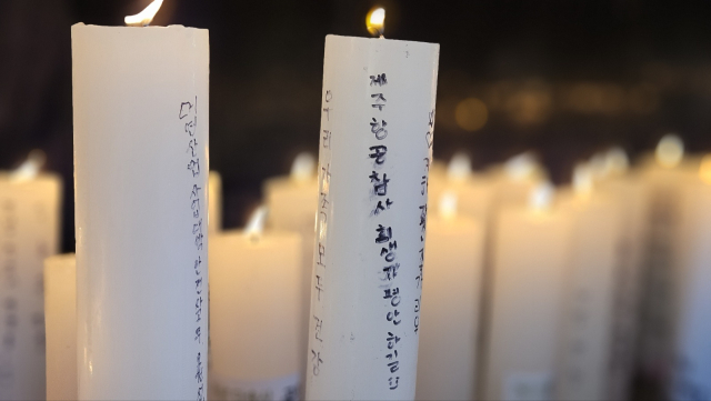 새해 첫날 경남 사천시 다솔사에는 새해 소망을 빌기 위한 인파가 줄을 이었다. 소원초마다 가족 건강·사업 번창 등 다양한 소망이 적힌 가운데 제주항공 참사 희생자를 기리는 소망초도 세워져 눈길을 끌었다. 김현우 기자