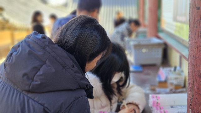 새해 첫날 경남 사천시 다솔사에는 새해 소망을 빌기 위한 인파가 줄을 이었다. 소원초마다 가족 건강·사업 번창 등 다양한 소망이 적힌 가운데 제주항공 참사 희생자를 기리는 소망초도 세워져 눈길을 끌었다. 김현우 기자