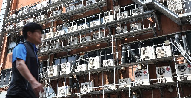 부산의 한 건물 외벽에 빼곡히 설치된 에어컨 실외기가 가동되고 있다. 부산일보DB