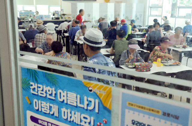 부산 연제구 거제종합사회복지관에 모인 어르신들 모습. 부산일보DB