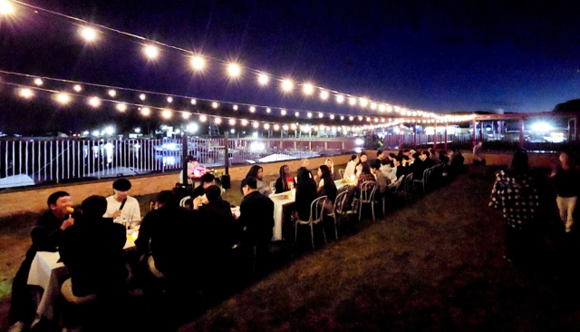 수산어촌체험휴양마을 내 시설물을 활용한 바다경관 루프탑의 ‘수산한밤’ 문화파티 개최‧운영 모습. 어촌어항공단 제공