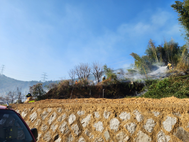 2일 오전 부산 기장군 정관읍에서 산불이 발생했다. 부산소방재난본부 제공