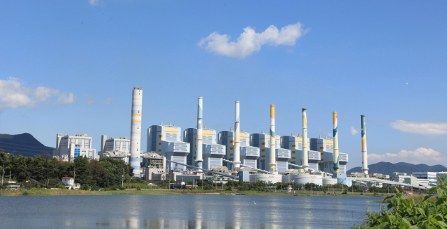 한국남부발전은 2024년에 국내 발전사 중 유일하게 석탄발전소 전호기 무고장 운전을 달성했다고 2일 밝혔다. 사진은 남부발전 하동빛드림본부 전경. 남부발전 제공