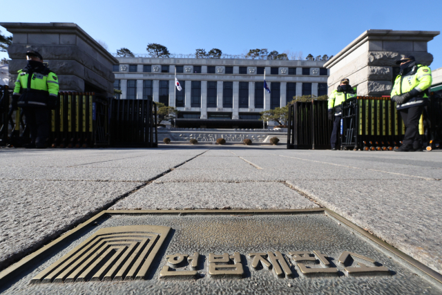 헌법재판소는 3일 오후 2시 소심판정에서 윤석열 대통령 탄핵심판 2회 변론준비기일을 진행한다. 연합뉴스