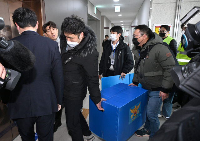 지난 2일 전남 무안군 무안국제공항 운영부 사무실에서 압수수색에 나선 경찰 관계자들. 연합뉴스