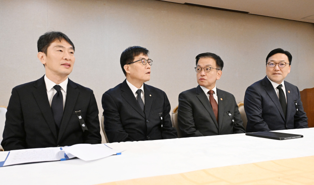 최상목(오른쪽 두 번째) 대통령 권한대행은 3일 오전 정부서울청사에서 열린 거시경제·금융현안간담회(한국은행 총재, 금융위원장, 금융감독원장 참석)를 주재했다. 기재부 제공