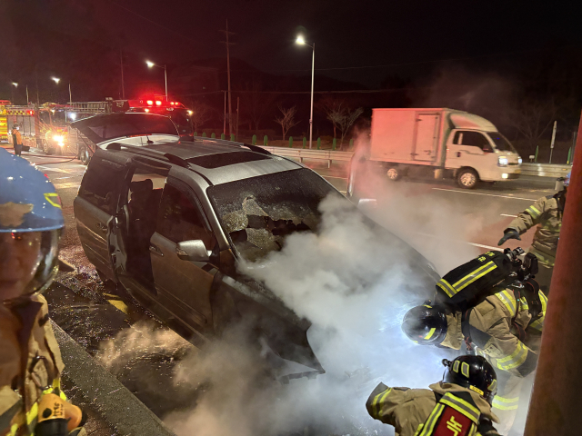 부산 강서구 도로에서 화재가 난 카니발 차량. 부산소방재난본부 제공