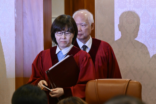 정형식, 이미선(앞) 헌법재판관이 3일 오후 서울 종로구 헌법재판소 소심판정에서 열린 윤석열 대통령 탄핵심판 2회 변론준비기일에 입장하고 있다. 연합뉴스
