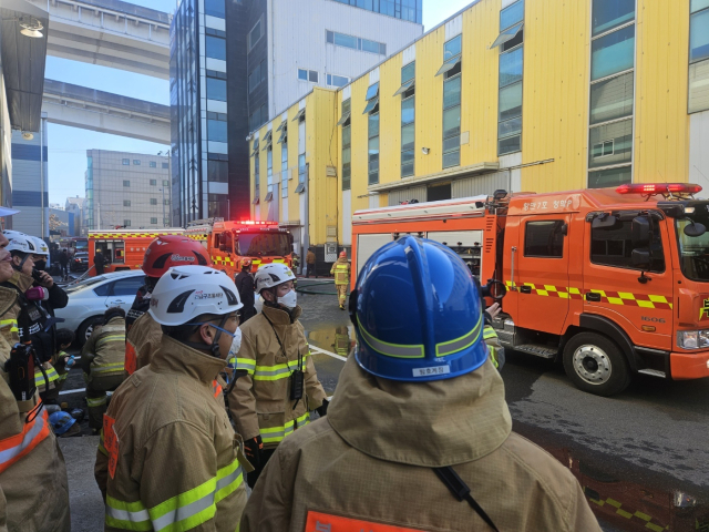 3일 부산 영도구의 한 조선소 사무실에서 불이 났다. 부산소방재난본부 제공