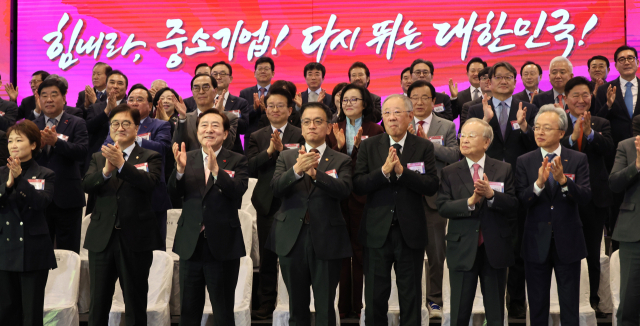 최상목(앞줄 왼쪽 네 번째) 대통령 권한대행 부총리 겸 기획재정부 장관과 우원식(앞줄 왼쪽 두 번째) 국회의장 등이 3일 서울 여의도 중소기업중앙회에서 열린 중소기업 신년인사회에서 기념촬영을 하고 있다. 연합뉴스