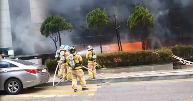 3일 경기 성남시 분당구 야탑동 한 복합건축물 화재 현장에서 소방관들이 진화작업을 하고 있다. 연합뉴스