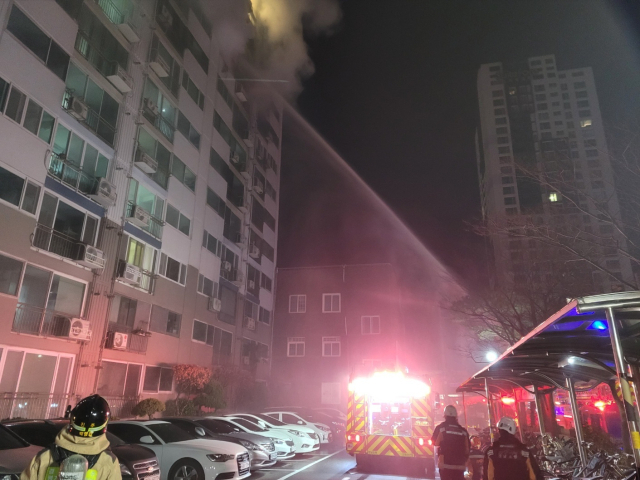5일 오전 2시 53분께 경남 진주시 강남동 한 아파트 9층에서 불이 나 진화작업이 펼쳐졌다. 15명이 연기를 흡입해 이들 중 9명이 병원으로 이송됐으며, 아파트 주민 92명이 대피했다. 경남소방본부 제공