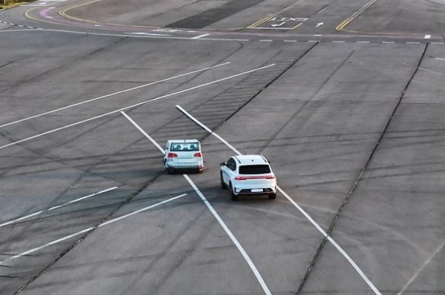 시험차량은 차선을 침범한 장애물 차량을 인식하지 못해 시험운전자가 긴급히 핸들을 돌려 사고를 피해야 했다.