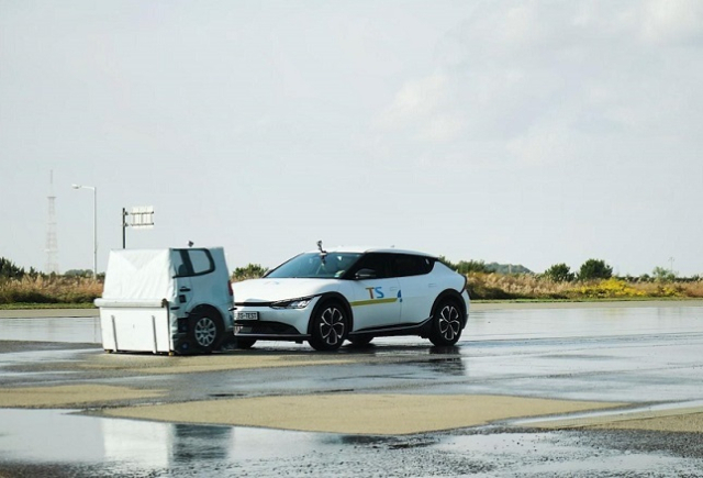 젖은 노면에서 시속 30km를 달릴 때 비상자동제동장치가 있어도 앞의 장애물과 모두 충돌했다. 한국교통안전공단 제공