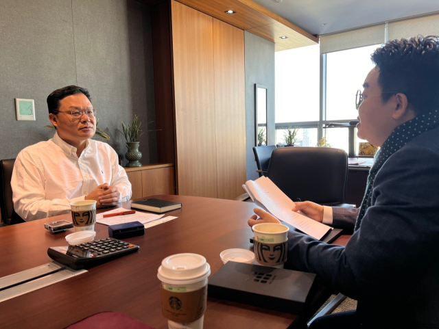 비온미디어 심준식 대표(오른쪽)가 지난달 31일 서울 갤럭시아머니트리 본사에서 신동훈 대표를 만나 블록체인 산업에 대한 대담을 진행하고 있다. 이정훈 기자 leejnghun@