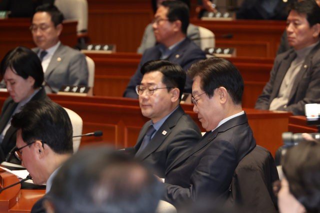 더불어민주당 이재명 대표가 6일 오전 서울 여의도 국회에서 열린 의원총회에서 발언 후 자리로 돌아와 휴대전화를 보고 있다. 연합뉴스