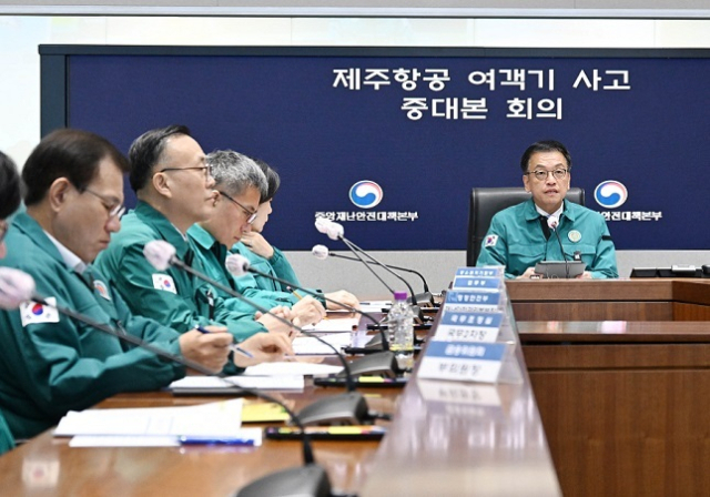 최상목 대통령 권한대행 부총리 겸 기획재정부 장관이 1월 7일 서울 종로구 정부서울청사에서 열린 제주항공 여객기 사고 제12차 중앙안전재난대책본부 회의에서 모두발언을 하고 있다. 기재부 제공