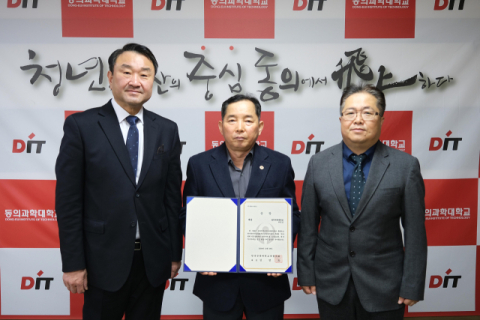 대상을 수상한 허정갑(가운데) 학생이 기념 촬영을 하는 모습.