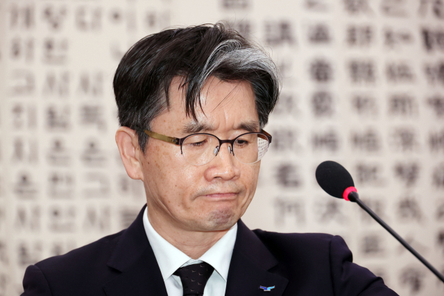 오동운 고위공직자범죄수사처장이 7일 오후 국회 법제사법위원회 전체회의에 굳은 얼굴로 착석해 있다. 연합뉴스