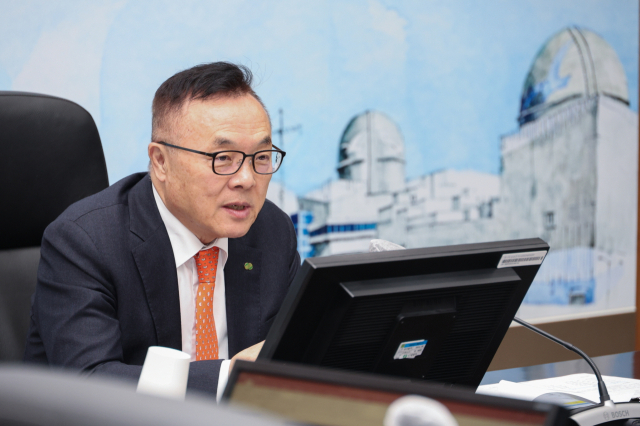 황주호 한수원 사장이 회의에 참석한 주요간부들에게 당부사항을 전달하고 있다. 한수원 제공
