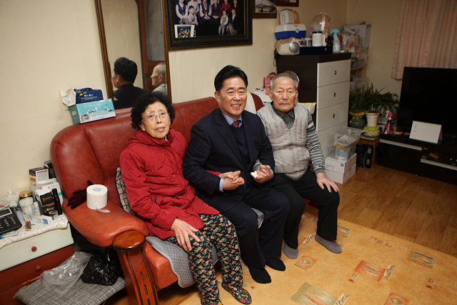 대한석탄공사는 태백 장성 및 철암에서 폐광지역 취약계층을 상대로 기부금 지원 및 사랑의 연탄 나눔 행사를 실시했다(가운데 김규환 석탄공사 사장). 석탄공사 제공