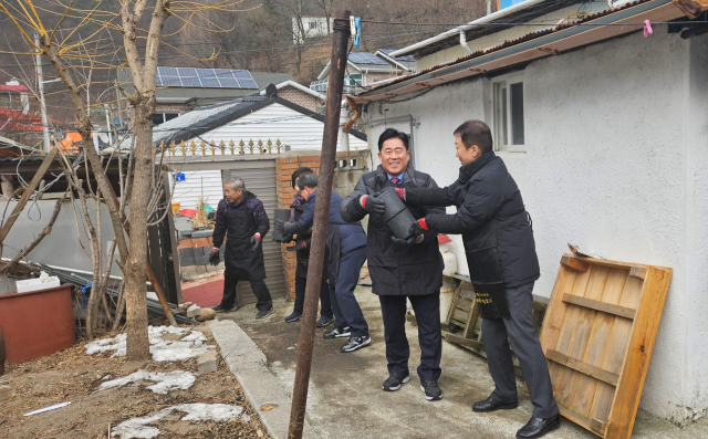 대한석탄공사는 태백 장성 및 철암에서 폐광지역 취약계층을 상대로 기부금 지원 및 사랑의 연탄 나눔 행사를 실시했다(오른쪽 두 번째 김규환 석탄공사 사장). 석탄공사 제공