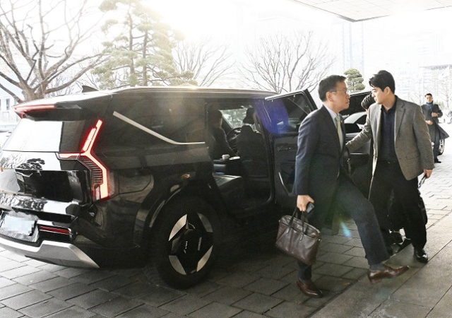 최상목 대통령 권한대행 부총리 겸 기획재정부 장관이 1월 8일 국회에서 고위당정협의 후 정부서울청사로 들어 오고 있다. 기재부 제공