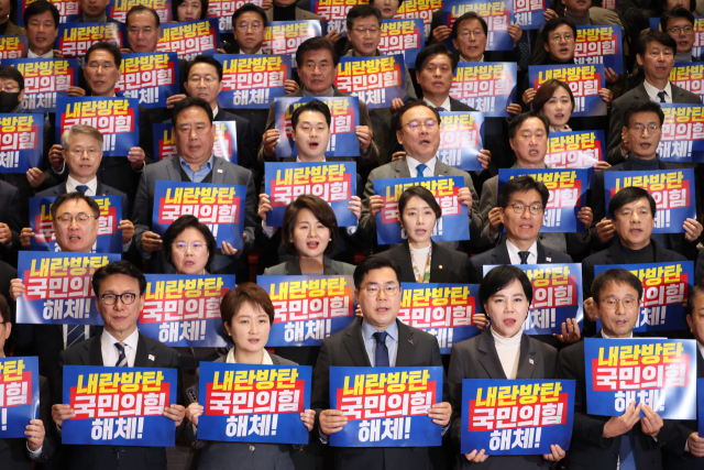 내란 특검법·김건희 여사 특검법이 재표결 끝에 부결된 8일 오후 국회 본청에서 더불어민주당 의원들이 국민의힘을 규탄하고 있다. 연합뉴스