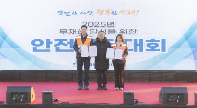 김준동(가운데) 한국남부발전 사장 및 임직원들이 8일 2025년 무재해 달성을 위한 안전다짐대회에서 결의를 다지고 있다. 남부발전 제공