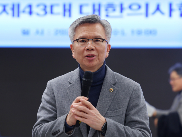 제43대 대한의사협회장에 당선된 김택우 전국광역시도의사협의회장이 8일 오후 서울 용산구 대한의사협회에서 당선 소감을 밝히고 있다. 김택우 신임 대한의협회장은 7일~8일 이틀 동안 전자투표로 진행된 보궐선거 결선 투표에서 1만7천7표를 얻으며 주수호 후보를 누르고 제43대 대한의사협회장에 당선됐다. 연합뉴스