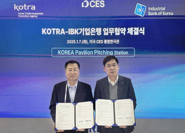 강경성 코트라(KOTRA) 사장(왼쪽)과 김형일 IBK기업은행 전무이사가 미국 라스베가스 ‘CES 2025’에서 현지시간 7일 ‘혁신기업 글로벌 성장 지원을 위한 업무협약 체결후 기념사진을 찍고 있다. 코트라 제공