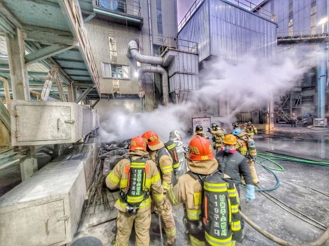 9일 오전 고려아연 온산제련소 1공장에서 불이 나 소방당국이 진화 작업을 벌이고 있다. 울산소방본부 제공