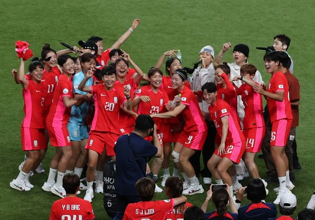 2023년 7월 8일 오후 서울월드컵경기장에서 열린 여자 축구대표팀의 평가전 한국 대 아이티 경기. 경기 종료 후 열린 출정식에서 대표팀 선수들이 공연을 즐기고 있다. 부산일보BD