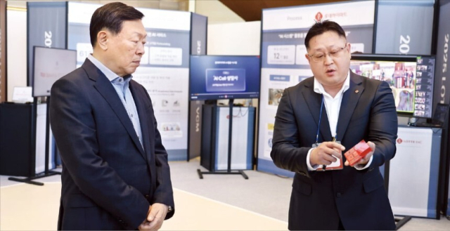 신동빈 롯데 회장(왼쪽)이 지난 1 서울 송파구 롯데월드타워에서 열린 '인공지능(AI) 과제 쇼케이스'에서 롯데케미칼의 'AI 기반 컬러 예측 시스템'에 대해 설명을 듣고 있다. 롯데지주 제공