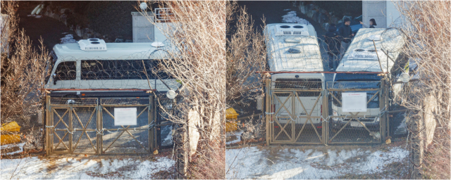 법원이 윤석열 대통령에 대한 체포영장을 재발부해 공조수사본부 차원의 영장 2차 집행 시도가 초읽기에 들어간 지난 9일 오전 서울 용산구 한남동 대통령 관저에서 경호처 직원이 철조망이 쳐진 쪽문을 버스로 벽을 치고 있다. 이 쪽문은 전날 쇠사슬을 묶고 버스 1대를 세워 났었지만, 이날 버스 1대를 추가해 차벽을 세웠다. 연합뉴스