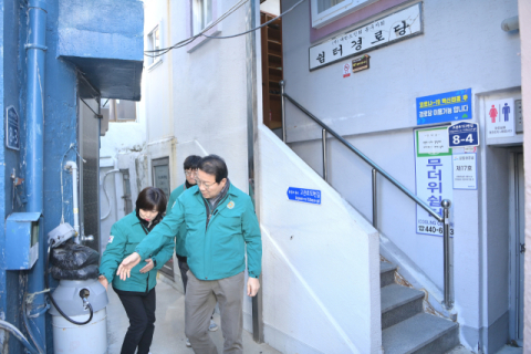 김진홍 부산 동구청장이 관내 경로당을 방문해 운영실태 및 안전을 집중 점검하고 있다.