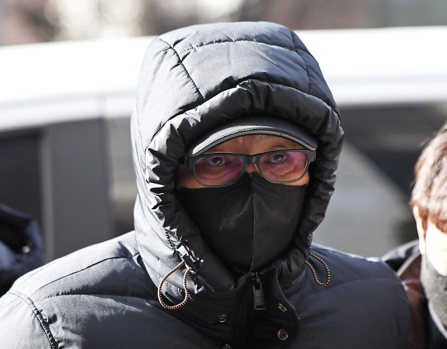 2018년 지방선거 당시 공천을 받게 해주겠다며 거액을 수수한 혐의를 받는 무속인 '건진법사' 전성배씨가 9일 오후 서울 양천구 서울남부지방법원에서 열린 구속 전 피의자 심문(영장실질심사)에 출석하고 있다. 연합뉴스