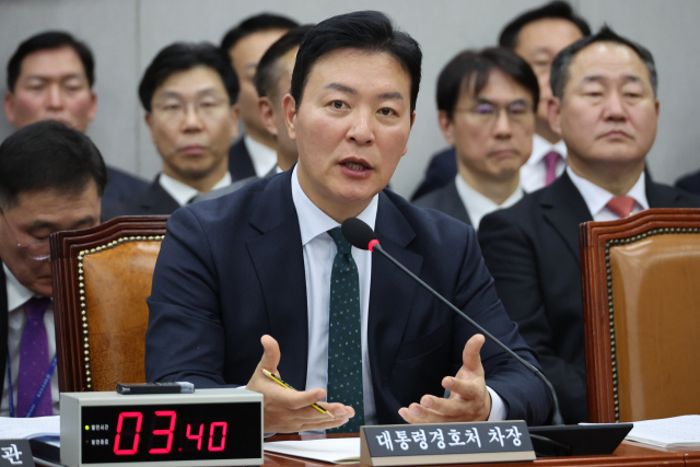 김성훈 대통령 경호처 차장이 19일 오후 국회 운영위원회 전체회의에서 윤석열 대통령의 군 골프장 이용 당시 경호 활동에 대한 위원 질의에 답하고 있다. 연합뉴스