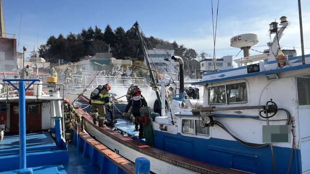 11일 오후 1시 40분께 통영시 중앙동 강구안에 계류 중인 소형 어선에서 불이나 해양경찰과 소방대가 합동 진화 작업을 펼쳤다. 통영해양경찰서 제공