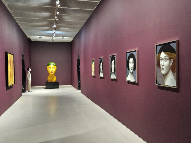 니콜라스 파티 조각과 회화가 같이 전시된 공간. 김효정 기자