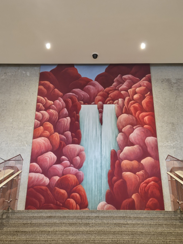 니콜라스 파티가 호암미술관 벽에 직접 그린 폭포. 이 벽화는 전시가 종료되면 사라지게 된다. 김효정 기자