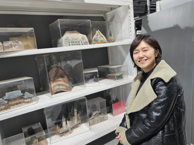 가죽으로 주요 건축물을 만든 작품 앞 정혜련 작가. 김효정 기자