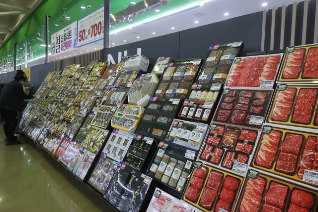 이달 말 설 연휴를 앞두고 설 차례상 비용을 계산해보니 대형마트 40만원, 전통시장 30만원이 든다는 조사가 나왔다. 이는 역대 가장 비싼 수준이다.사진은 서울 서초구 양재동 하나로마트. 연합뉴스