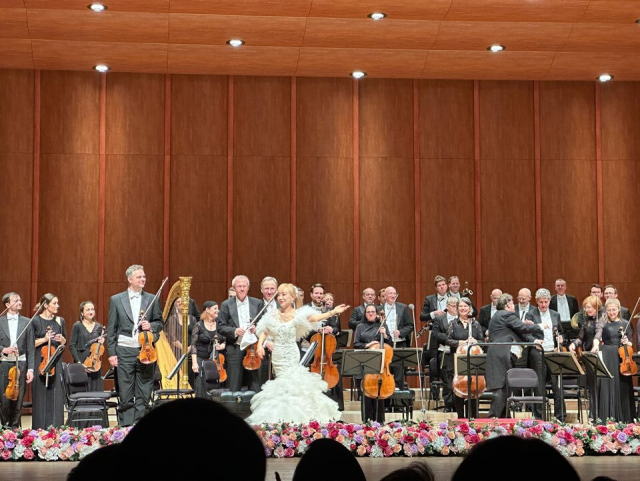 11일 오후 5시 부산문화회관 대극장에서 열린 ‘빈 요한 슈트라우스 오케스트라 with 조수미’ 공연 커튼콜 모습. 김은영 기자 key66@